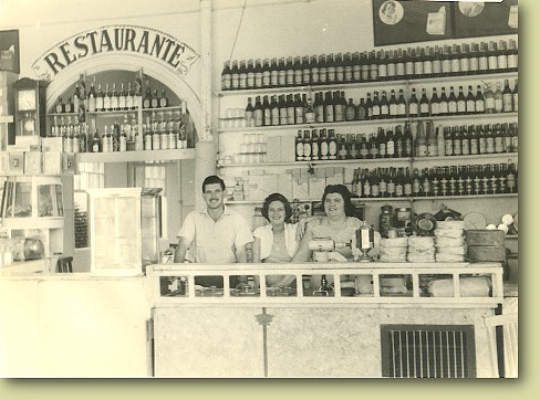 estevam_bar_tinho_tita_dhalia.jpg (64426 bytes)