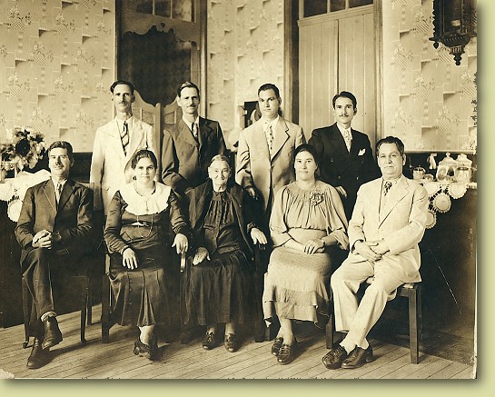 Estevam_familia_sala.jpg (98254 bytes)