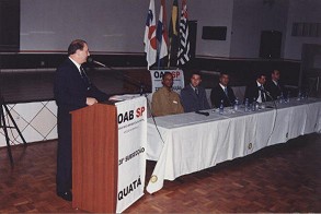oab_eticaPolitica_luiz_mesa.jpg (18363 bytes)